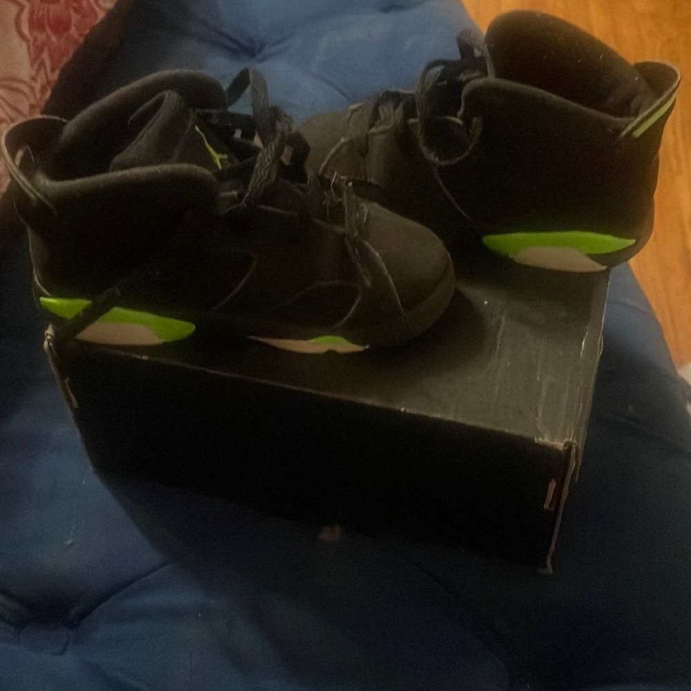 Black green and grey jordan used sneakers selling as is